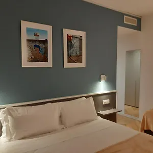 https://mako-suites-300-m-dalla-stazione.it-lombardy.com